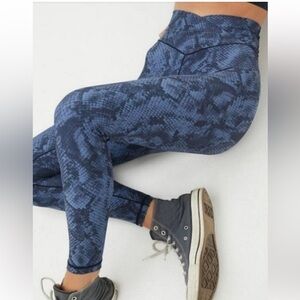 Aerie Crossover High-Rise Leggings Blue Snake Print, size S, like new!